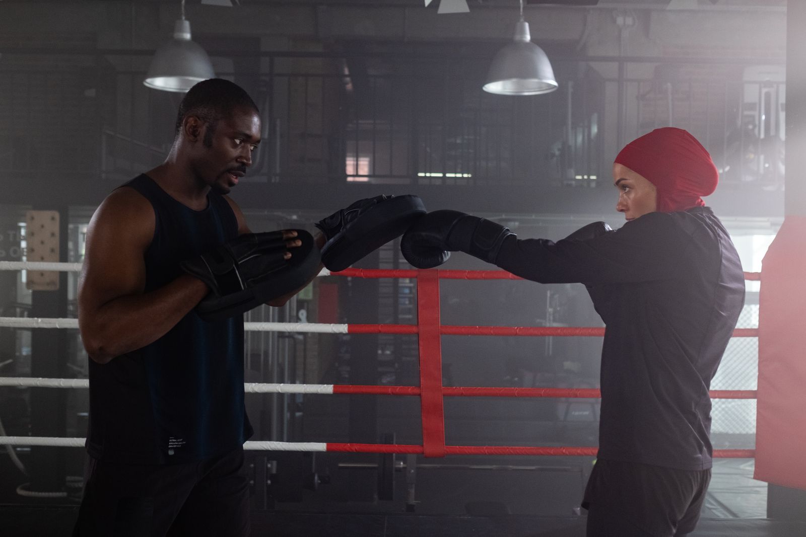 Pratzentraining im Boxgym: Coach gibt unvorhersehbare Ansagen, der Athlet reagiert – klassisches Reaktionstraining im Boxen