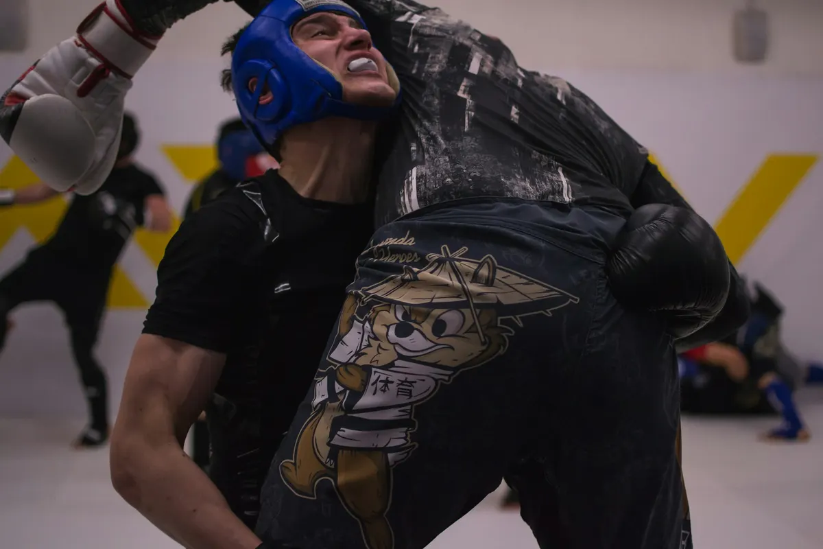 Sparring im Kickboxen mit Kopfschutz im Clinch