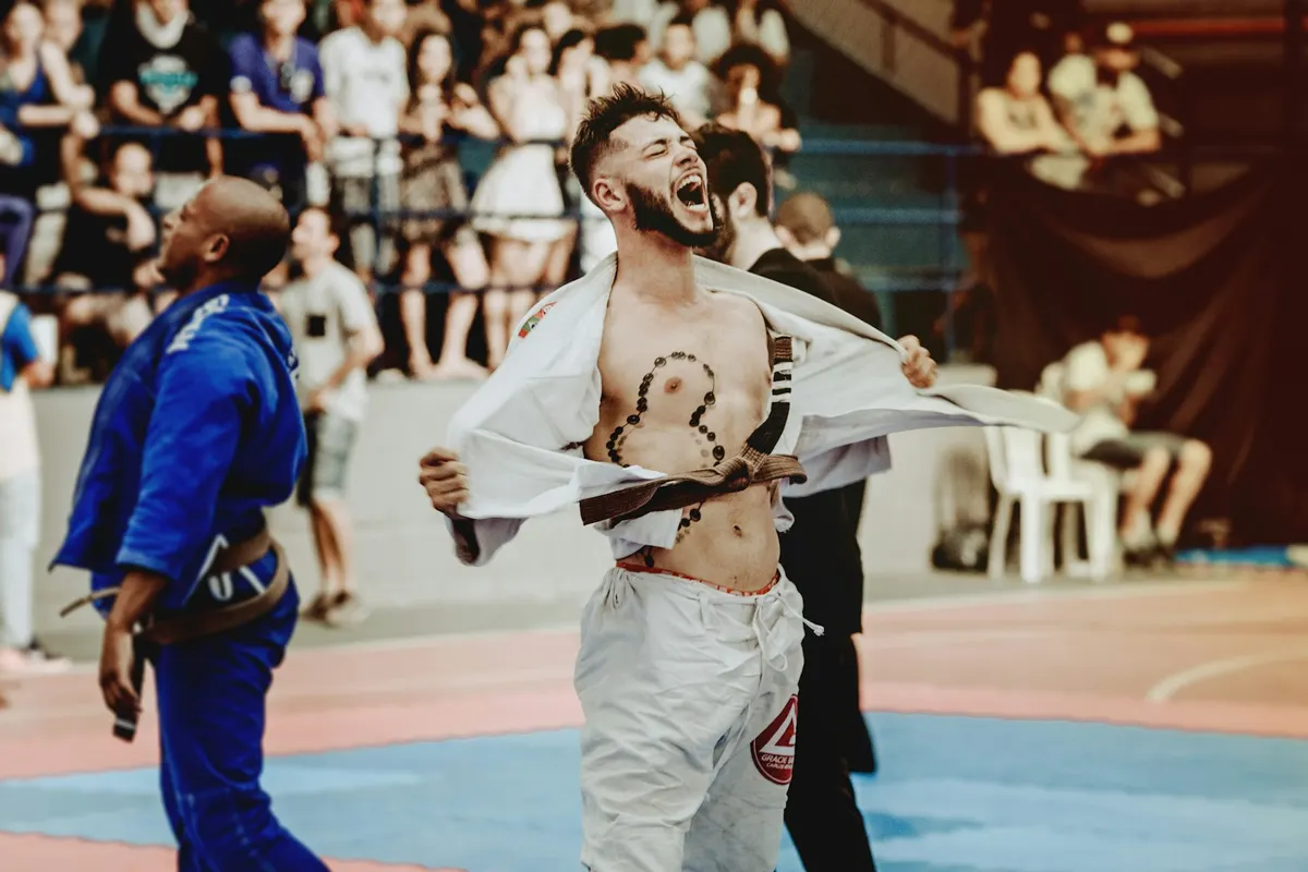 BJJ-Athlet jubelt nach dem Sieg auf einem Wettkampf